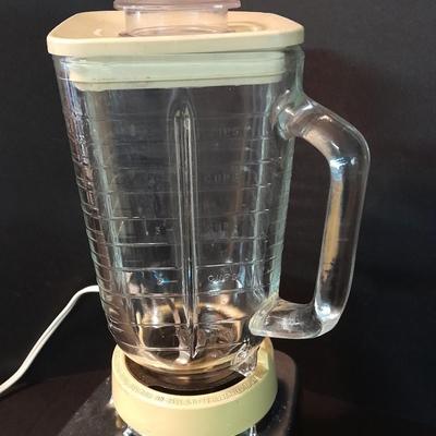 Osterizer Galaxie pulse Matic 16  blender with Green Tupperware containers with lids