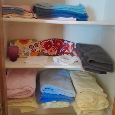 Mismatch bath towels, hand towels and washcloths, and two cosmetic bags