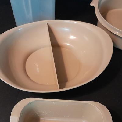 Eagle Microwave dishes and plastic storage container