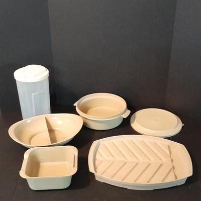 Eagle Microwave dishes and plastic storage container