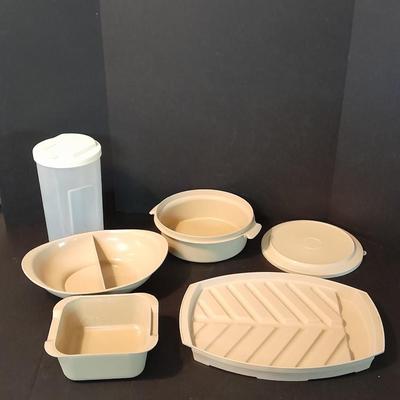 Eagle Microwave dishes and plastic storage container