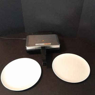 VlilaWare Waffle maker with 4 Centura by Corning plates