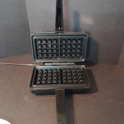 VlilaWare Waffle maker with 4 Centura by Corning plates
