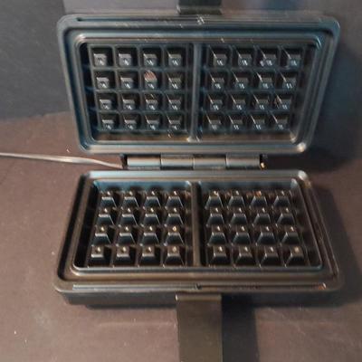 VlilaWare Waffle maker with 4 Centura by Corning plates