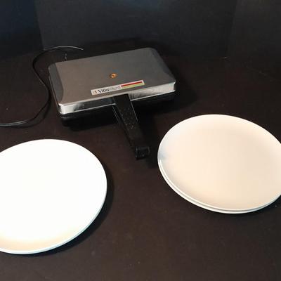 VlilaWare Waffle maker with 4 Centura by Corning plates