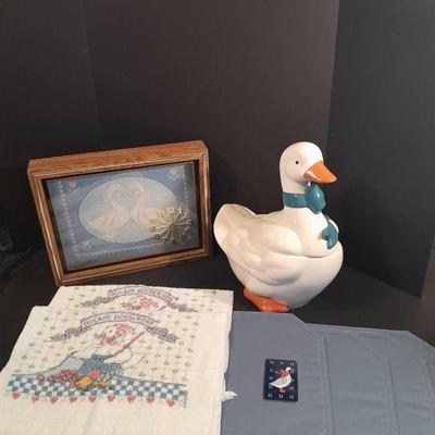 Goose Decorations Kitchen Towels, Cookie jar, Wall clock and placemats