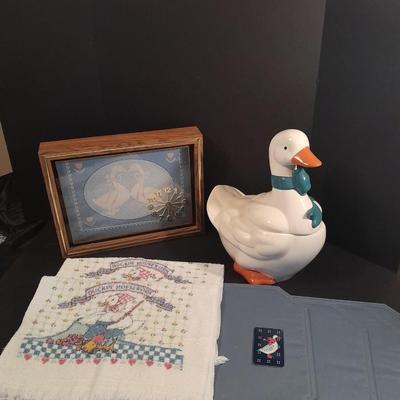 Goose Decorations Kitchen Towels, Cookie jar, Wall clock and placemats