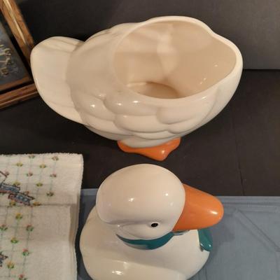 Goose Decorations Kitchen Towels, Cookie jar, Wall clock and placemats