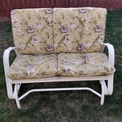 Sunbeam Patio Gliding bench with cushions