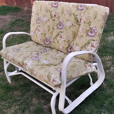 Sunbeam Patio Gliding bench with cushions