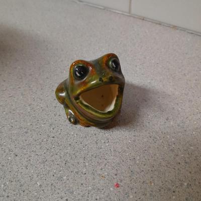 Sunbeam Quartz wall clock, paper towel holder, kitchen frogs and more