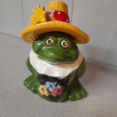 Sunbeam Quartz wall clock, paper towel holder, kitchen frogs and more