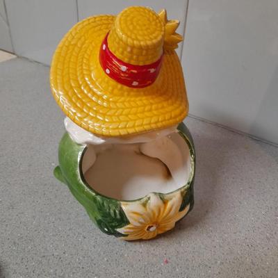 Sunbeam Quartz wall clock, paper towel holder, kitchen frogs and more