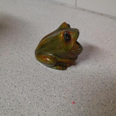Sunbeam Quartz wall clock, paper towel holder, kitchen frogs and more