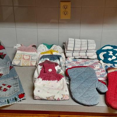 Kitchen Towels, hot pads, and a denim Sack organizer