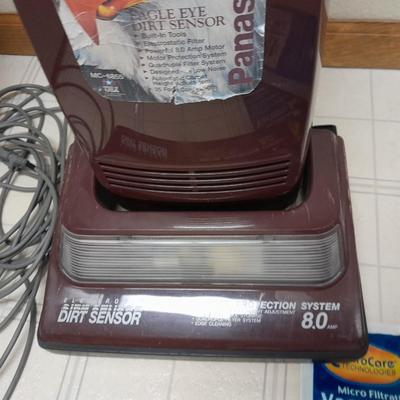 Panasonic Vacuum cleaner with electronic / eagle eye dirt sensor MC-6855 and extra bags