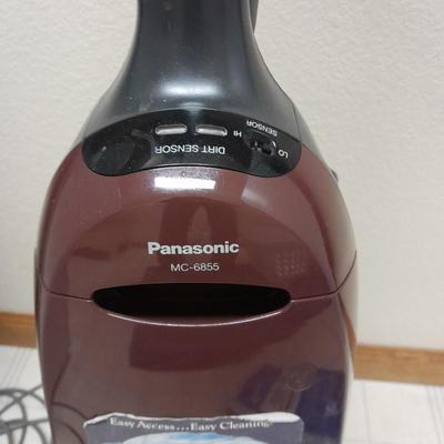 Panasonic Vacuum cleaner with electronic / eagle eye dirt sensor MC-6855 and extra bags