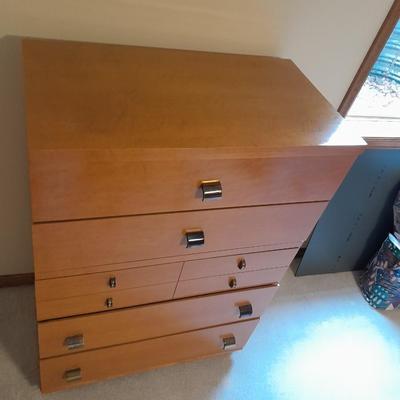 United Furniture Corp. Mid Century Modern chest of drawers / five drawer dresser