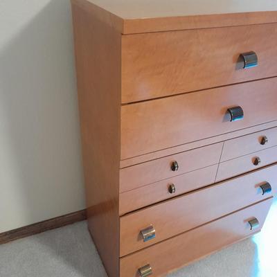 United Furniture Corp. Mid Century Modern chest of drawers / five drawer dresser