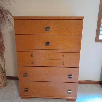 United Furniture Corp. Mid Century Modern chest of drawers / five drawer dresser