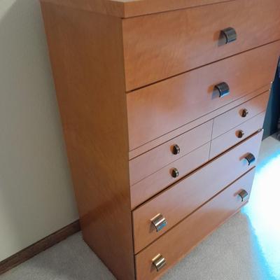 United Furniture Corp. Mid Century Modern chest of drawers / five drawer dresser