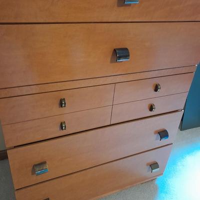 United Furniture Corp. Mid Century Modern chest of drawers / five drawer dresser