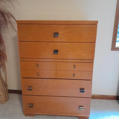 United Furniture Corp. Mid Century Modern chest of drawers / five drawer dresser