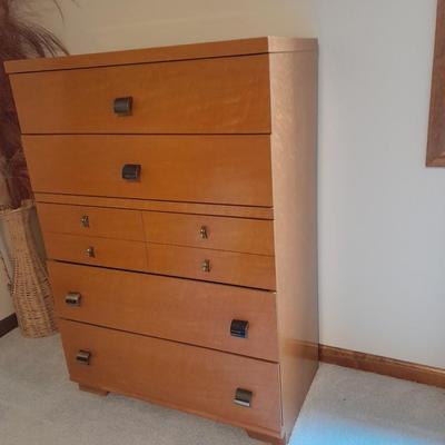 United Furniture Corp. Mid Century Modern chest of drawers / five drawer dresser