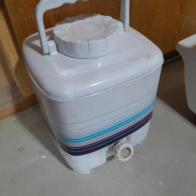 Playmate Igloo cooler and folding leg water dispenser