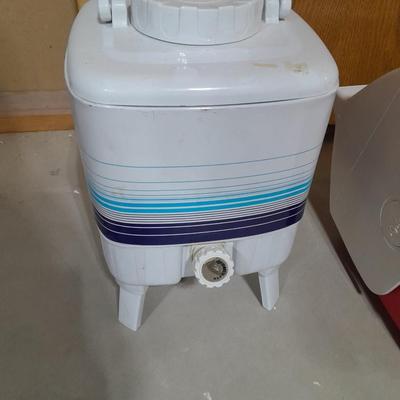Playmate Igloo cooler and folding leg water dispenser