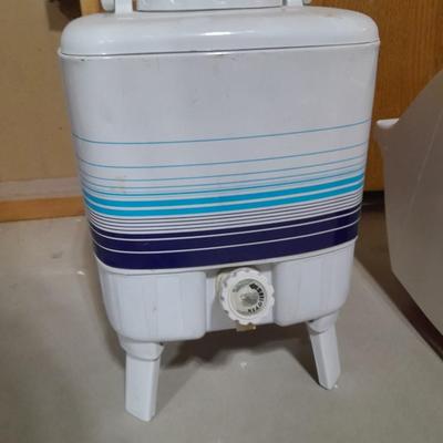 Playmate Igloo cooler and folding leg water dispenser