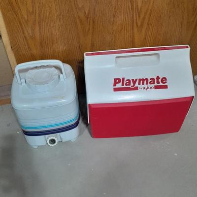 Playmate Igloo cooler and folding leg water dispenser