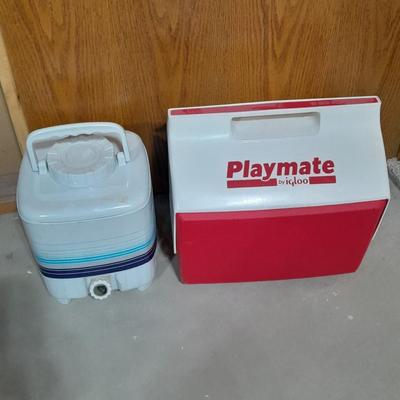 Playmate Igloo cooler and folding leg water dispenser