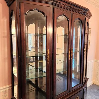 Lot #118  Beautiful Thomasville Lighted China Cabinet
