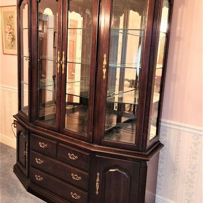 Lot #118  Beautiful Thomasville Lighted China Cabinet