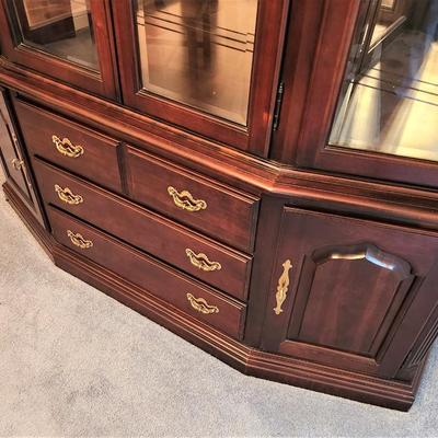 Lot #118  Beautiful Thomasville Lighted China Cabinet