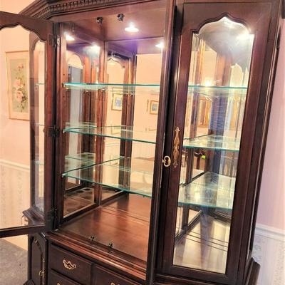 Lot #118  Beautiful Thomasville Lighted China Cabinet