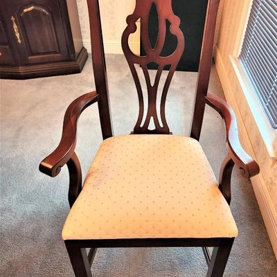 Lot #125  Beautiful Thomasville Dining Table with 6 Chairs