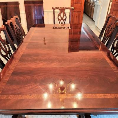 Lot #125  Beautiful Thomasville Dining Table with 6 Chairs