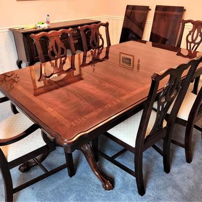 Lot #125  Beautiful Thomasville Dining Table with 6 Chairs