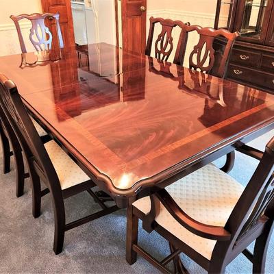 Lot #125  Beautiful Thomasville Dining Table with 6 Chairs