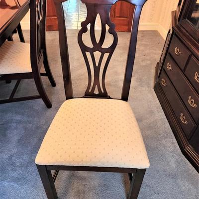 Lot #125  Beautiful Thomasville Dining Table with 6 Chairs