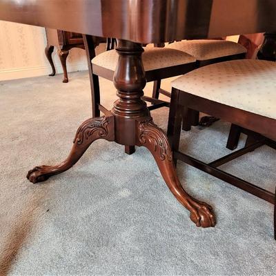 Lot #125  Beautiful Thomasville Dining Table with 6 Chairs