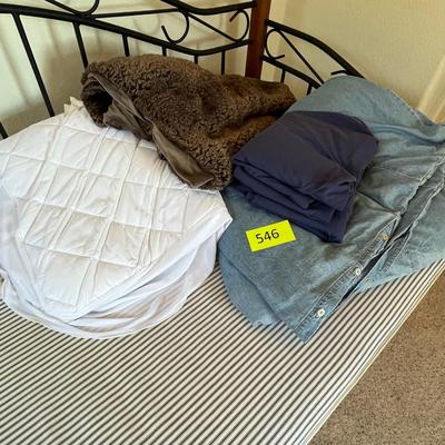 Lot of blankets & sheets