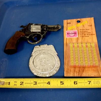 LOT 85  TOY DETECTIVE BADGE CAPS AND TOY GUN
