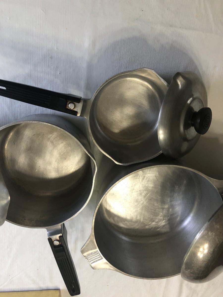 Magnalite pots with lids (3)