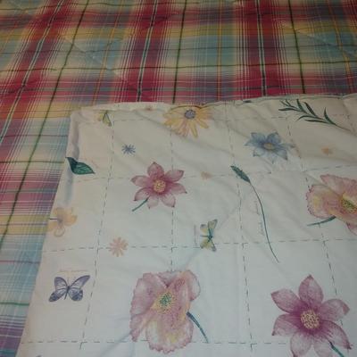 JC Penney Plaid & Flower reversible King Size comforter set with pillowcases, Comforter and Sheets