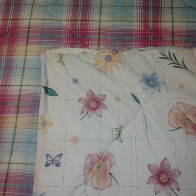 JC Penney Plaid & Flower reversible King Size comforter set with pillowcases, Comforter and Sheets