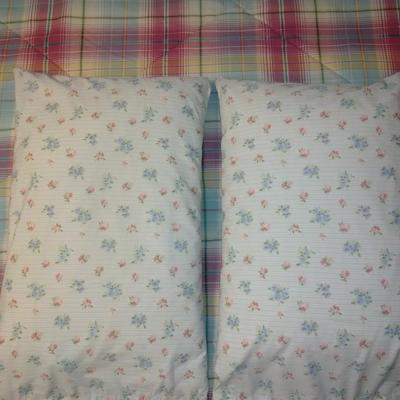 JC Penney Plaid & Flower reversible King Size comforter set with pillowcases, Comforter and Sheets