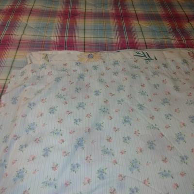 JC Penney Plaid & Flower reversible King Size comforter set with pillowcases, Comforter and Sheets